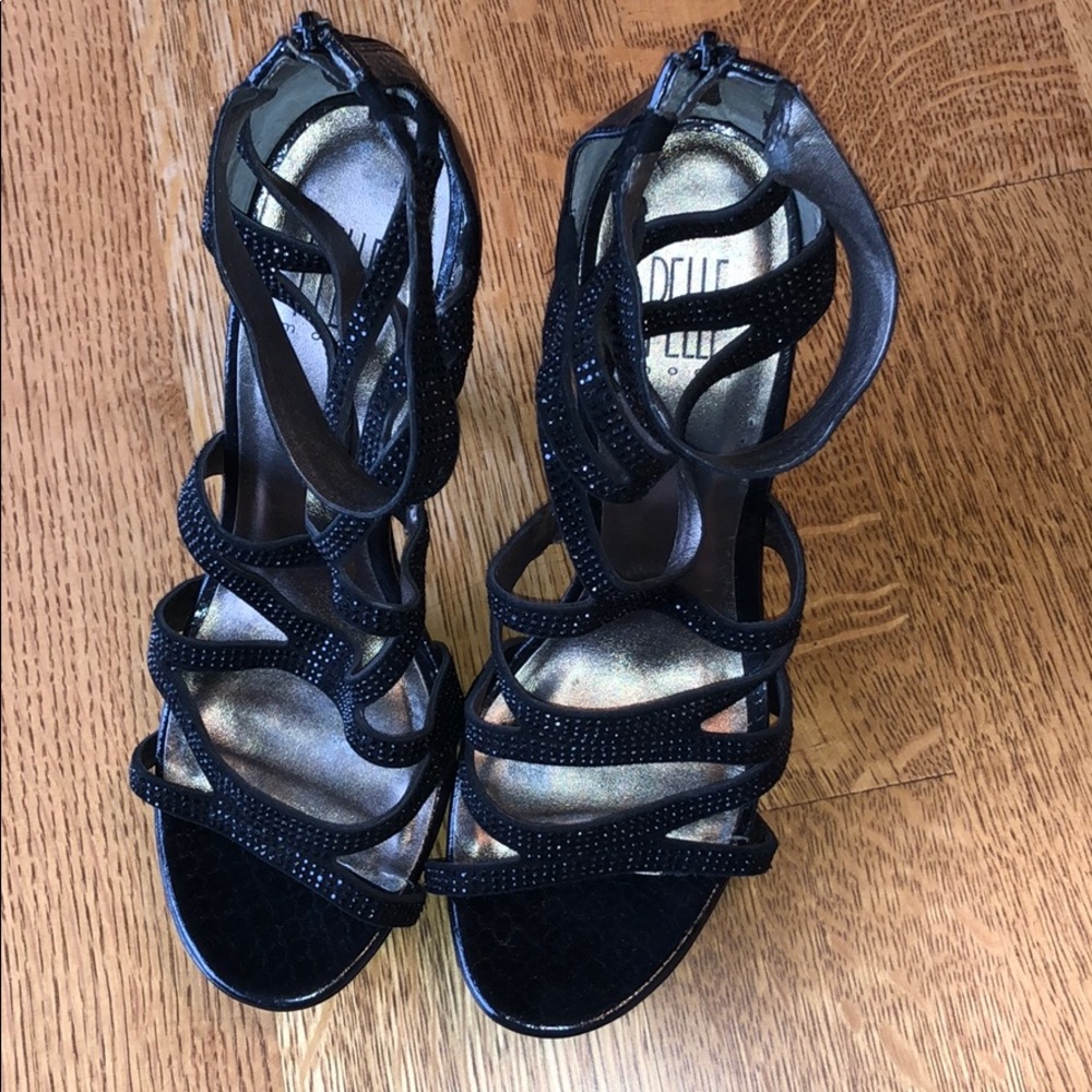 Strapy Black Pump - image 7